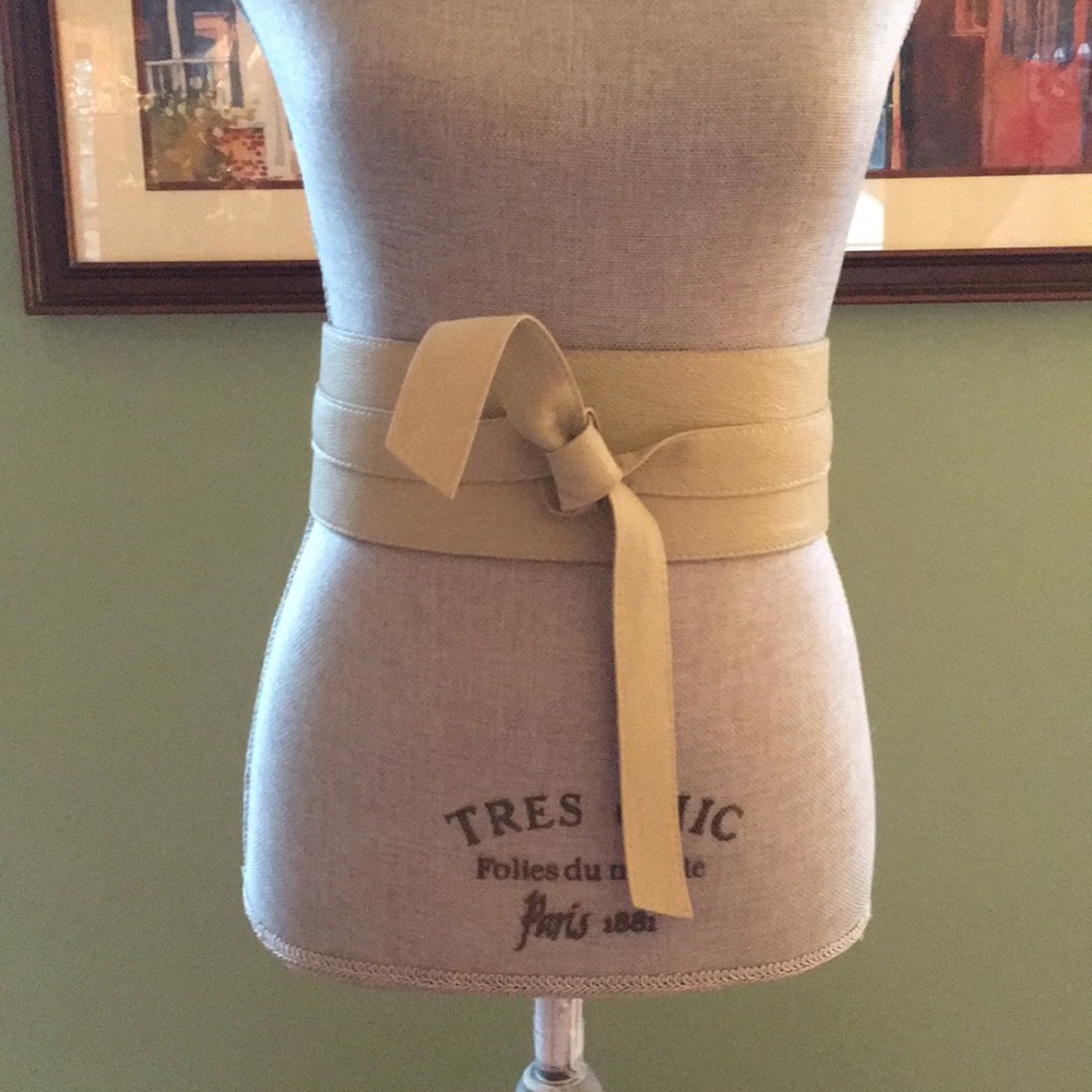 Elise M s/m leather cream belt